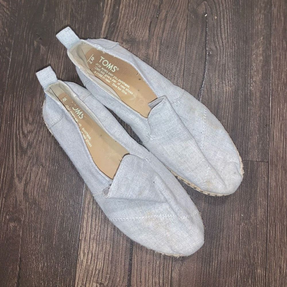Tom’s gray raffia vacationcore beachy size 7 slip on shoes